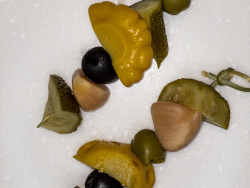 Шашлычок солений - патисон, маринованный огурец, оливки, маслины